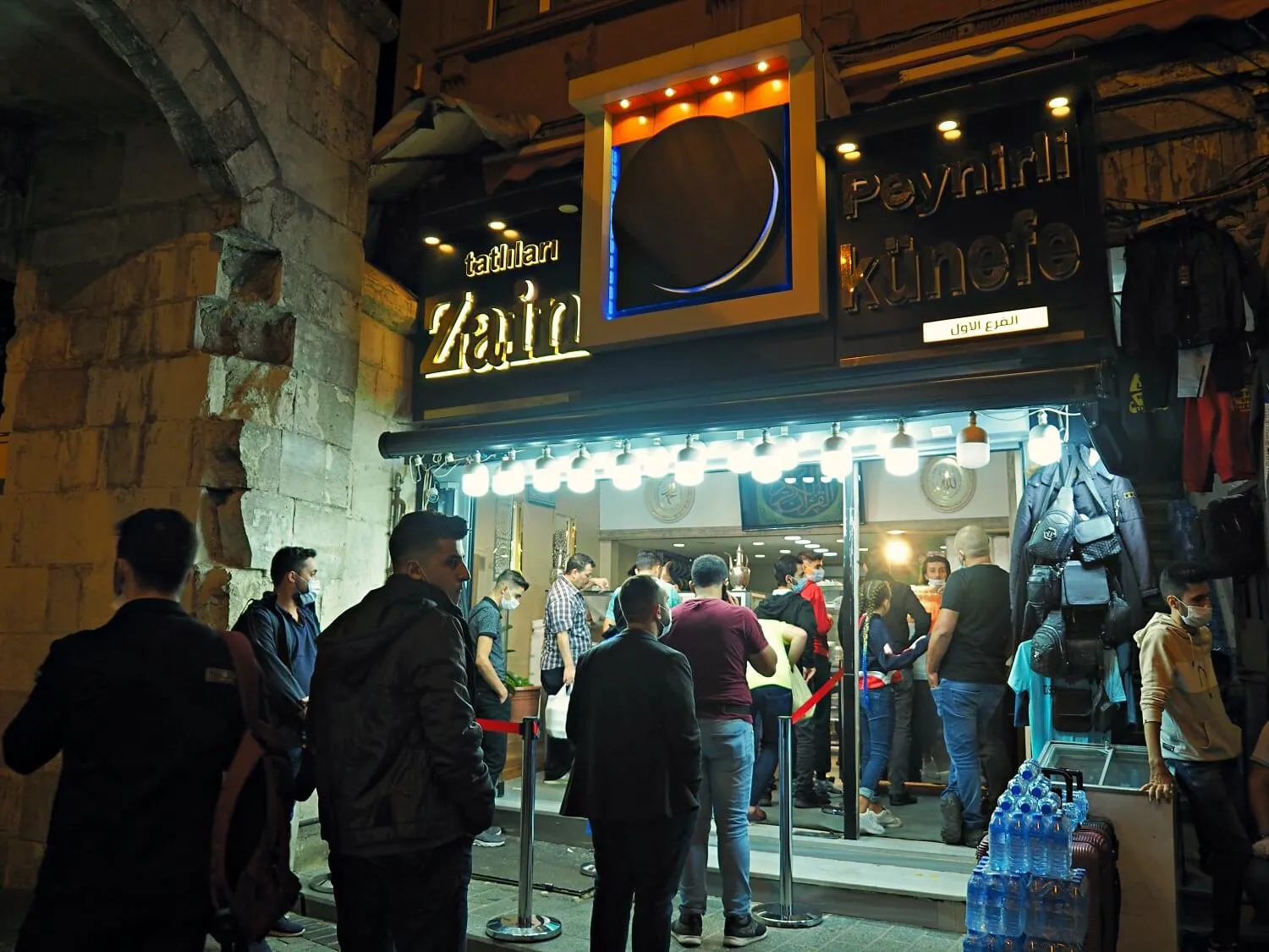 Noaptea, street food-ul are alt ton
