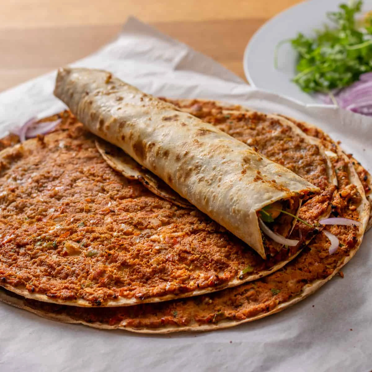 Lahmacun – „Pizza” turcească subțire și crocantă